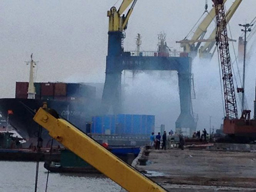 Container chứa phốt pho cháy dữ dội tại cảng Hải Phòng